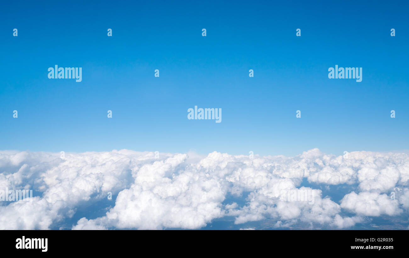 Blauer Himmel über weiße flauschige Wolke, Wolkengebilde Hintergrund mit Textfreiraum Stockfoto
