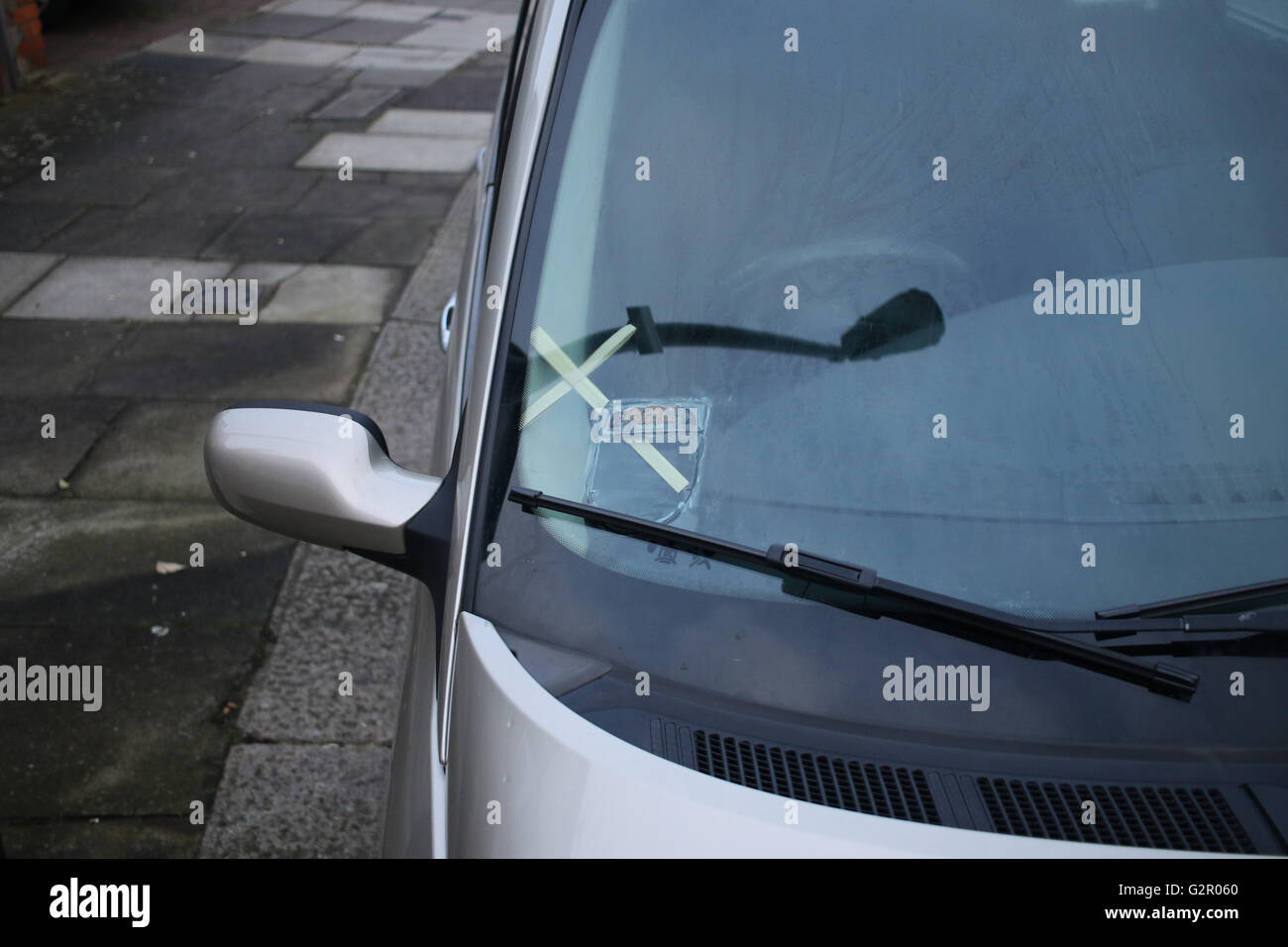 Christlichen Holzkreuz in Auto, Dashboard Stockfoto