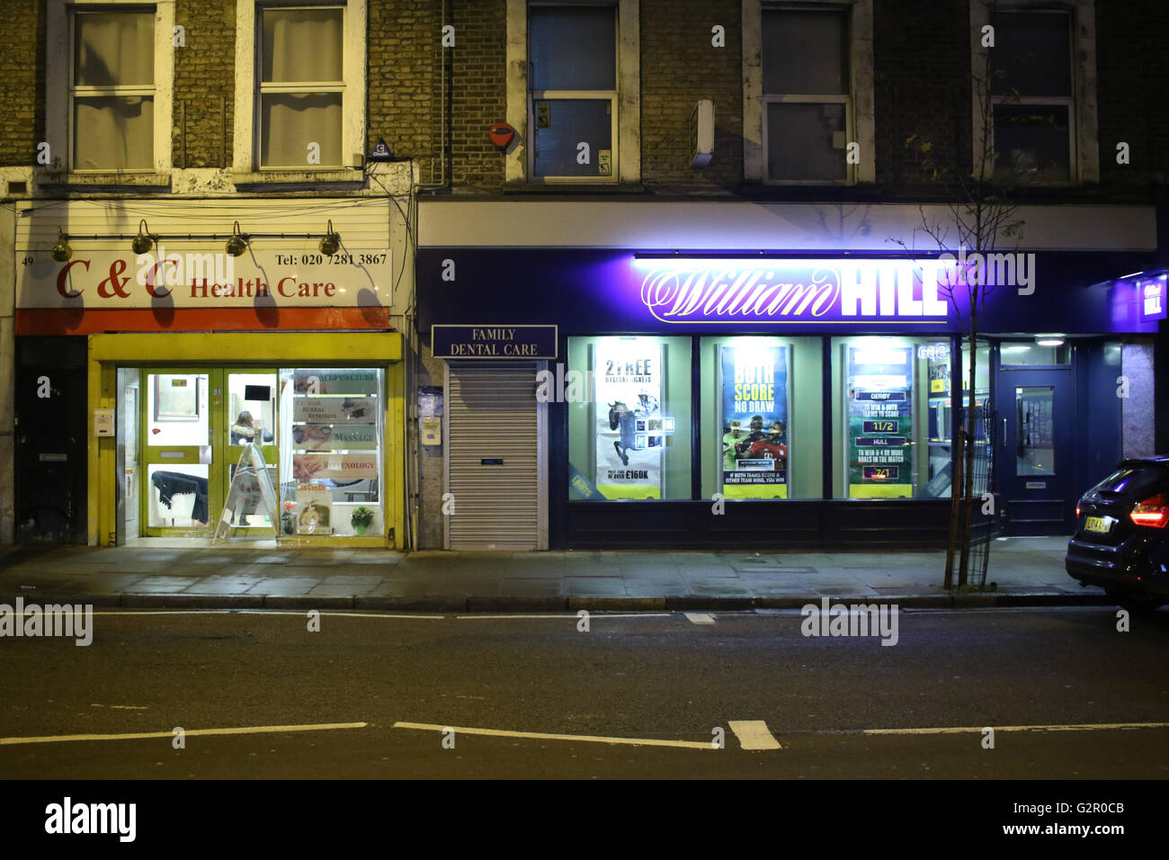 Shop-Fassaden eine Gesundheitspraxis und Willam Hill Buchmacher Stockfoto