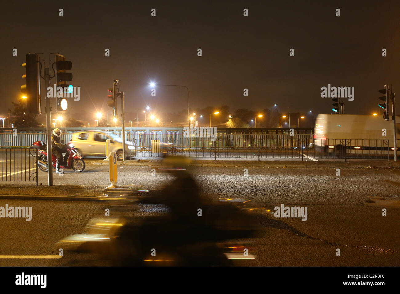 In der Nacht, Autos, Motorräder und ein van an der Ampel auf einer Brücke über der A406 North Circular Ringstraße. Stockfoto