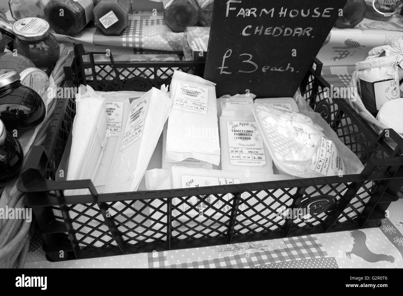 Farmhouse Cheddar-Käse und Gurken in Brunnen-Markt zu verkaufen. Mai 2016 Stockfoto