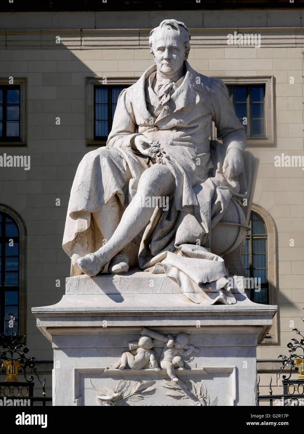 Statue von Alexander von Humboldt vor aus der Humboldt Universität, Berlin, Deutschland, Europa. Stockfoto