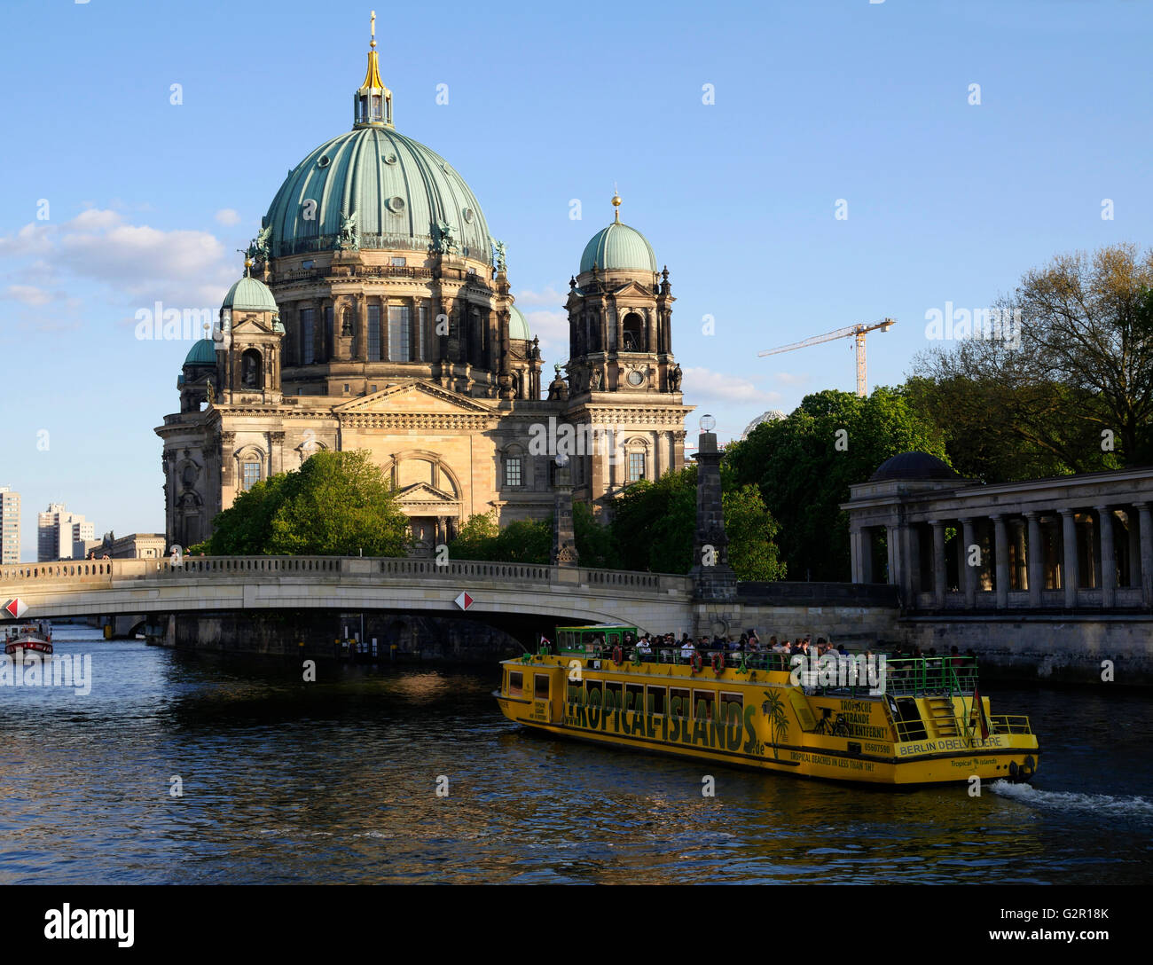 Berliner Dom steht über der Spree mit einem touristischen Boot im Vordergrund, Museumsinsel, Berlin, Deutschland, EU. Stockfoto