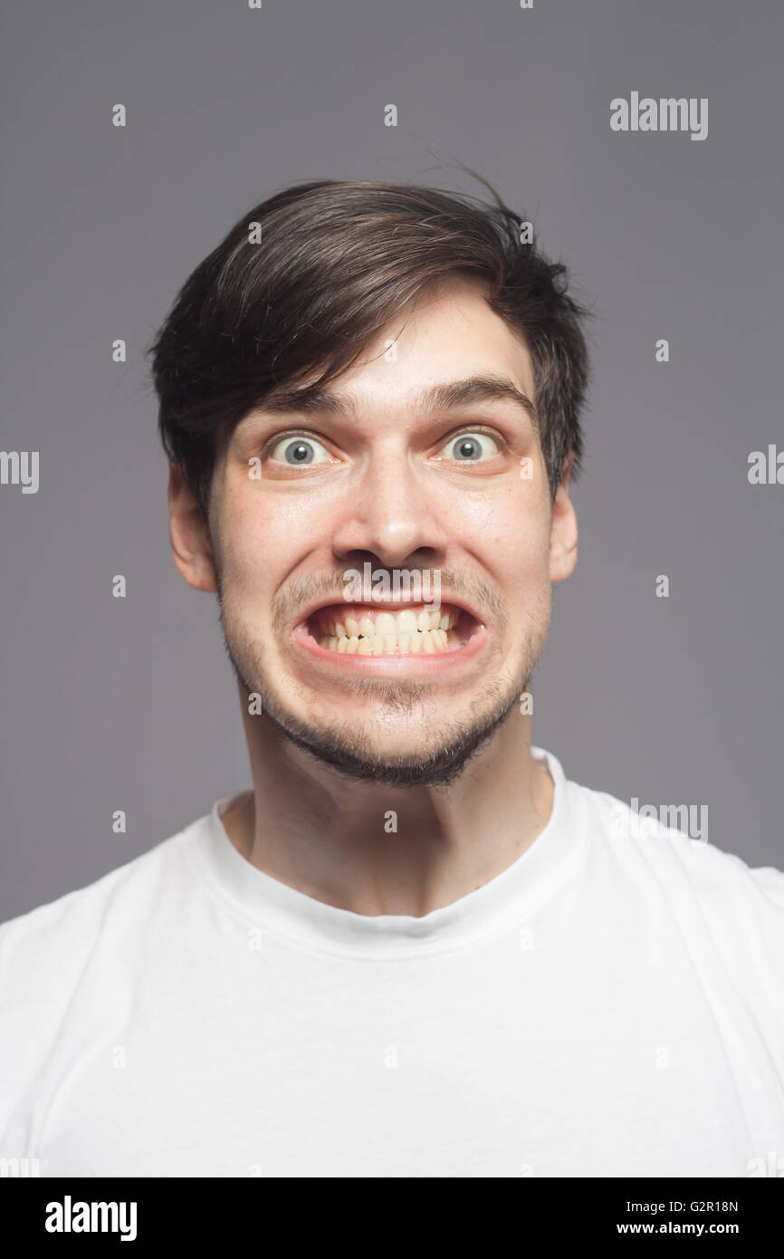 Verrückte Portrait, lustiges Gesicht zeigt Zähne. Stockfoto