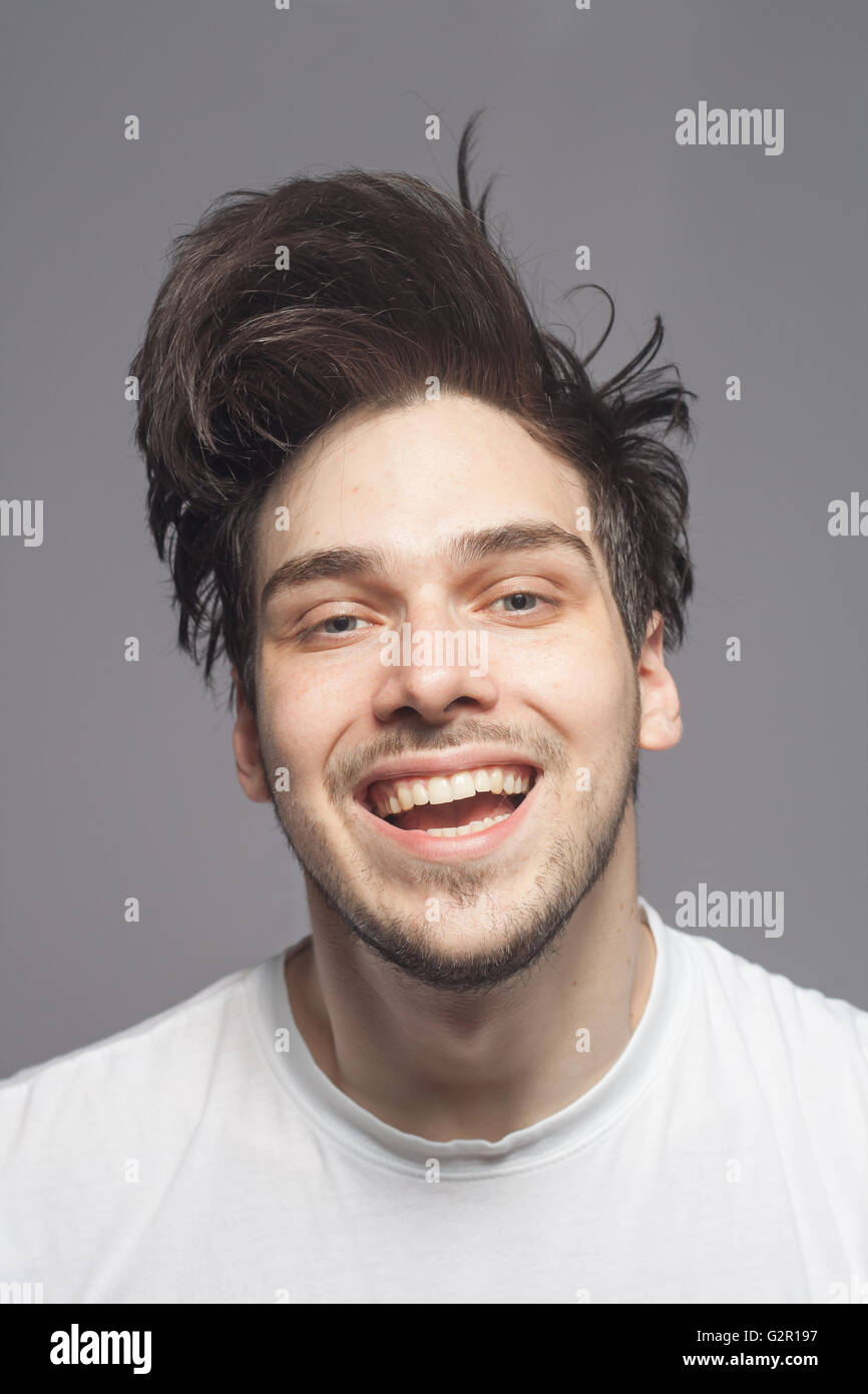 Lächeln Sie albern Porträt, Haare fliegen. Stockfoto