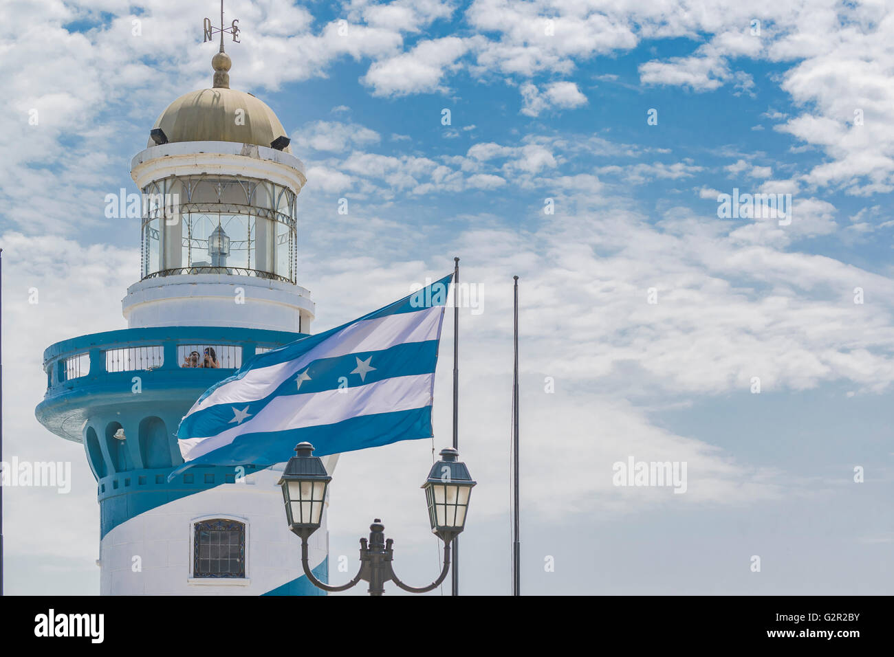 GUAYAQUIL, ECUADOR, Oktober-2015 - niedrigen Winkel Blick auf Leuchtturm an der Spitze eines Hügels am Cerro Santa Ana in Guayaquil, Ecuador. Stockfoto
