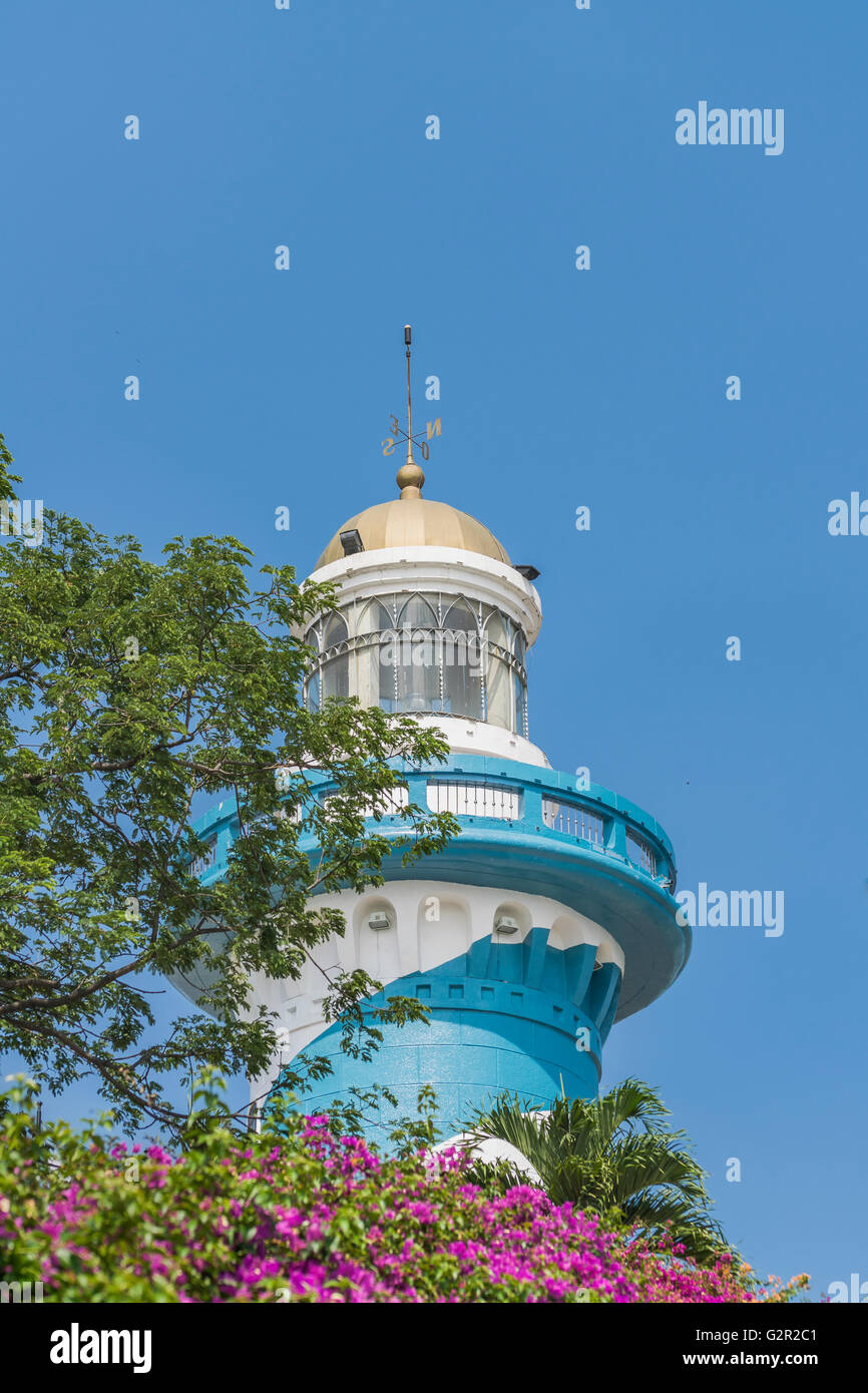 Niedrigen Winkel Blick auf Leuchtturm an der Spitze eines Hügels am Cerro Santa Ana in Guayaquil, Ecuador. Stockfoto