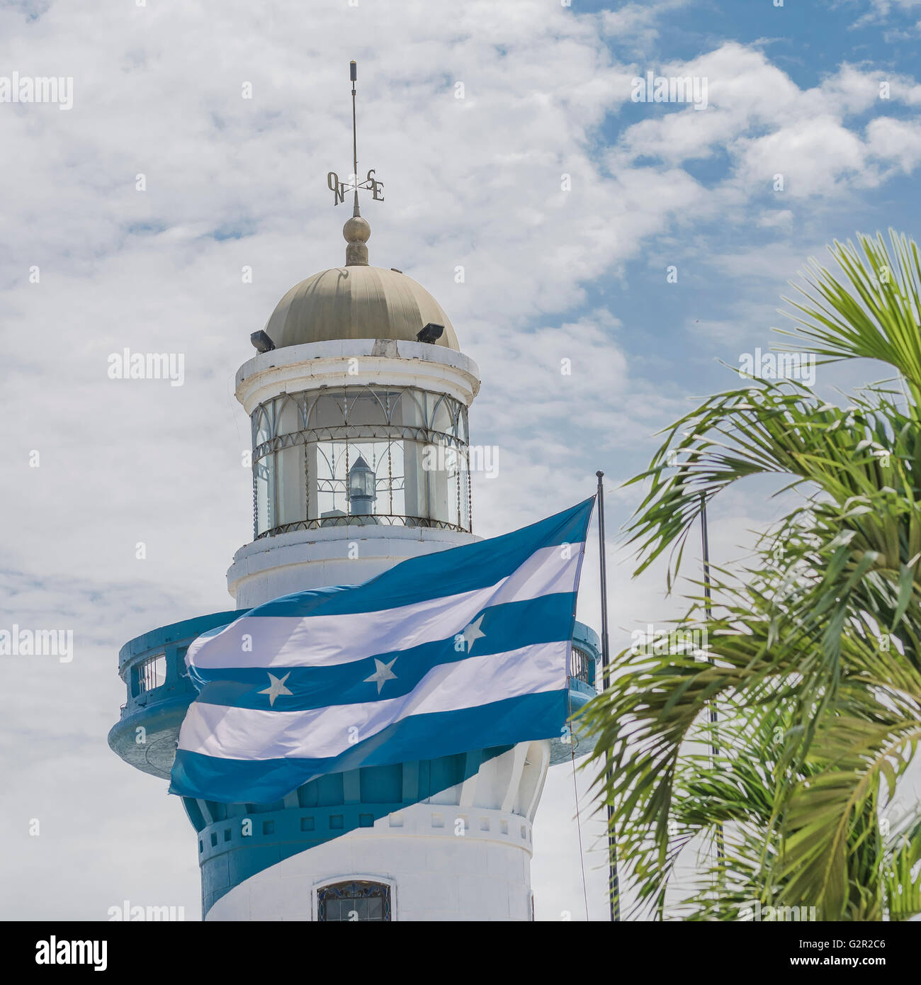 Niedrigen Winkel Blick auf Leuchtturm an der Spitze eines Hügels am Cerro Santa Ana in Guayaquil, Ecuador. Stockfoto