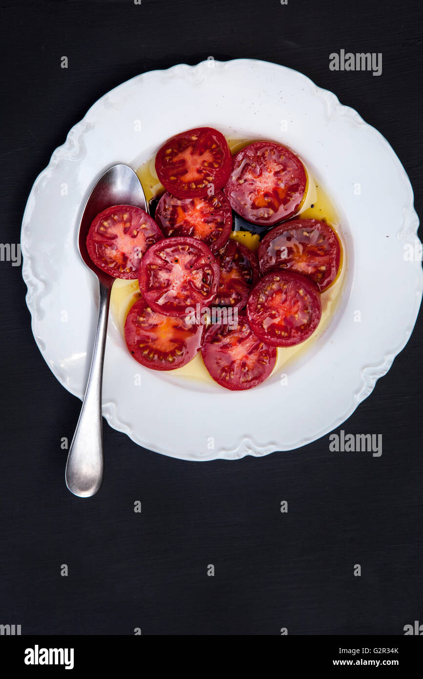 geschnittene Tomaten auf Teller Stockfoto