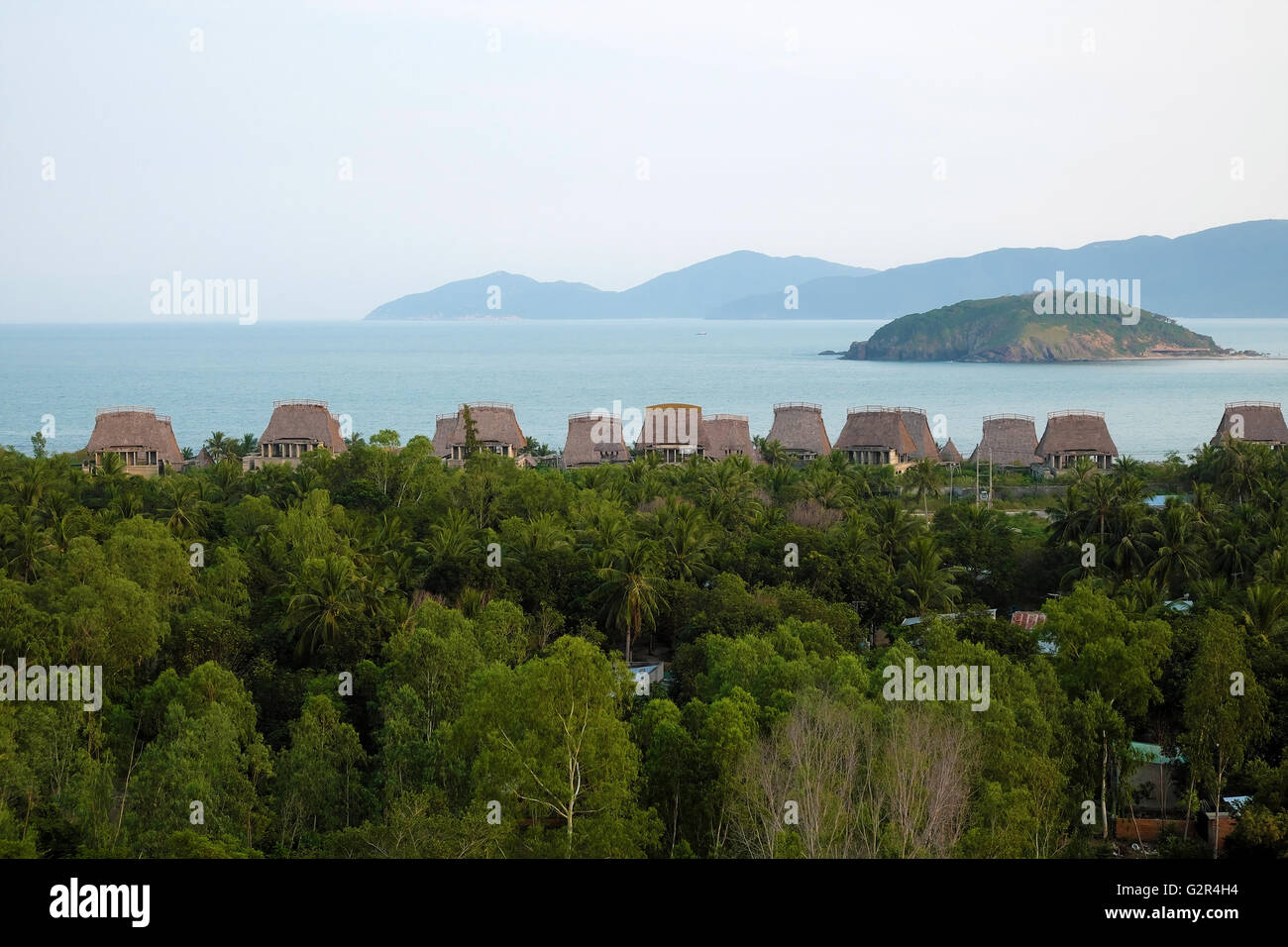 Schönen Badeort mit Strand-Bungalow, Erholungsgebiet unter Kokospalme, Meer und Berge, grüne Öko-Umwelt Stockfoto