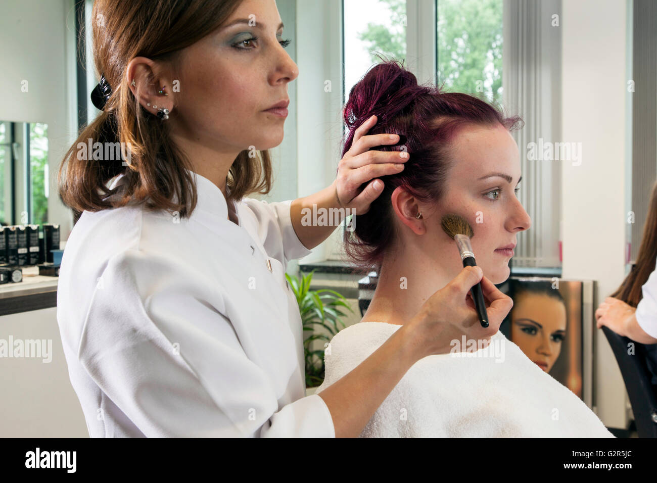 Kosmetikerin Make-up eine junge Frau. Stockfoto