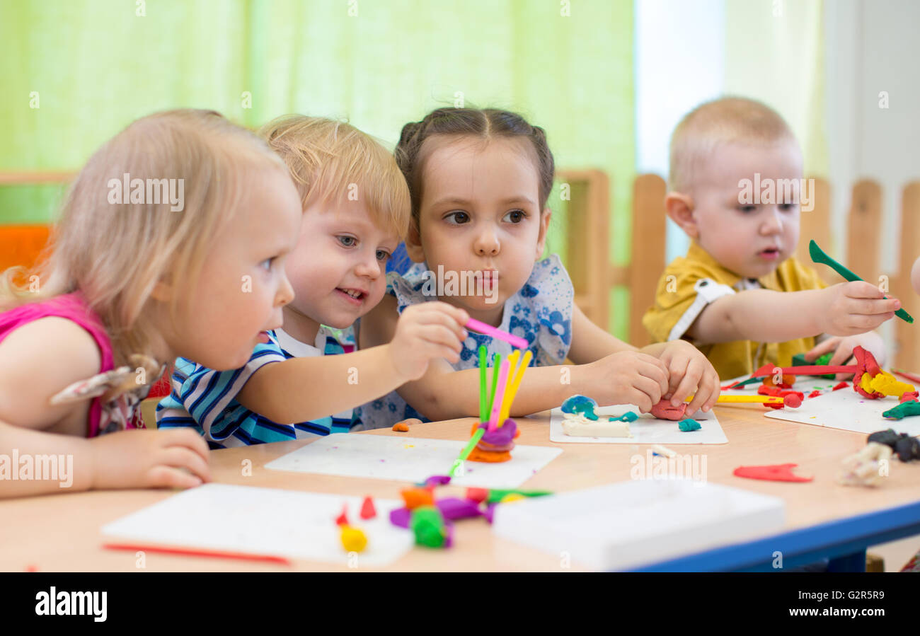 Kinder-Gruppe, die Kunst und Kunsthandwerk im Kindergarten. Stockfoto