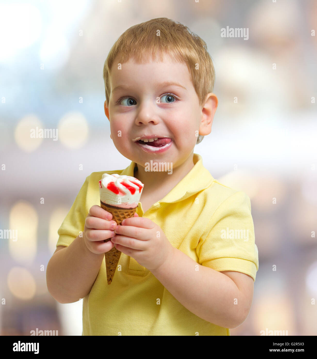 Glückliches Kind oder Kind essen Eis Stockfoto