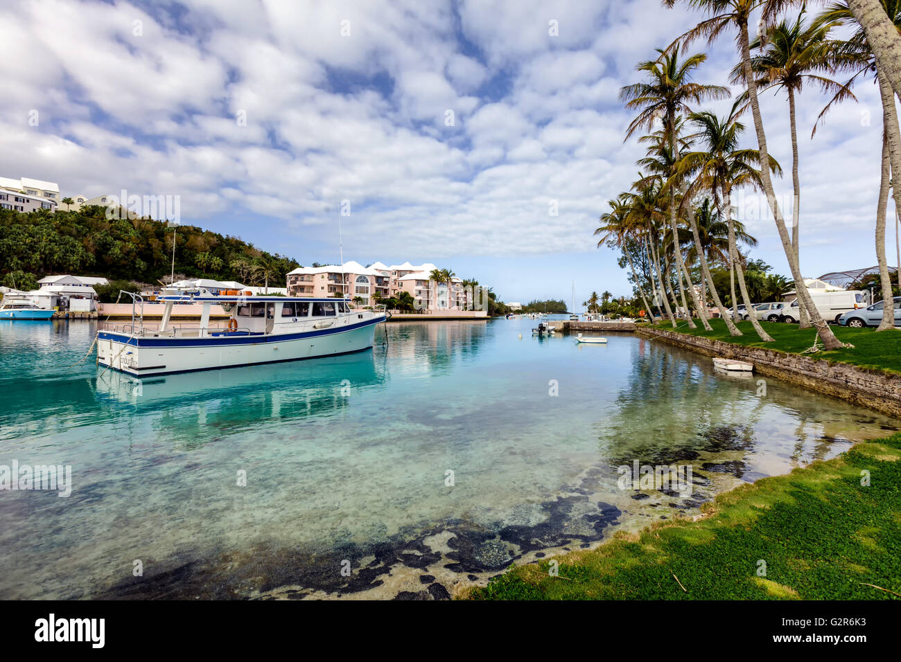 Sportboote vor Anker im Dorf Flatts in Bermuda Stockfoto