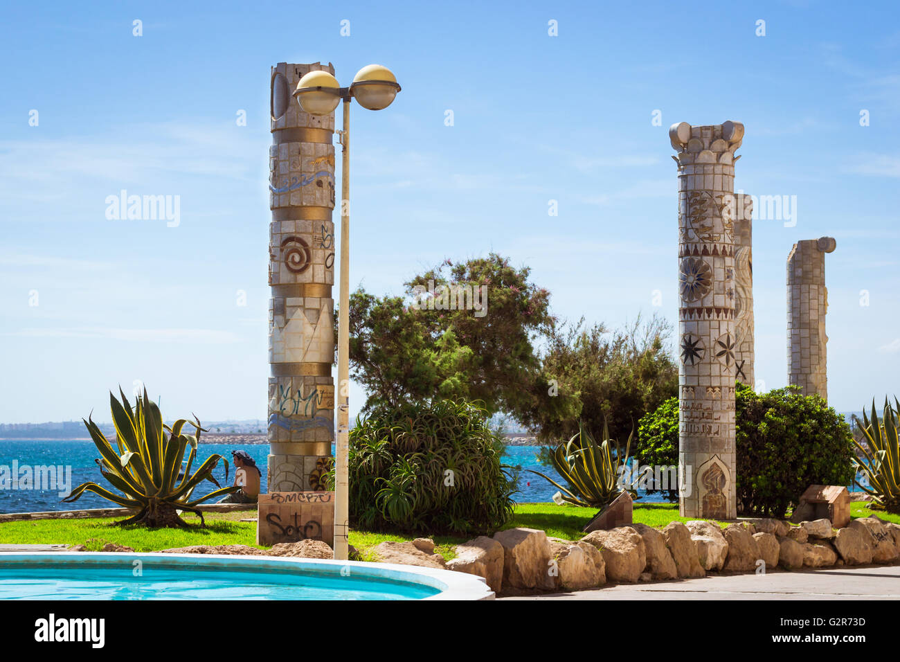 Denkmal für Mittelmeerkulturen auf Punta traditionelle. Sonniger Strand am Mittelmeer, zentrale Fußgängerzone, Torrevieja, Spanien Stockfoto