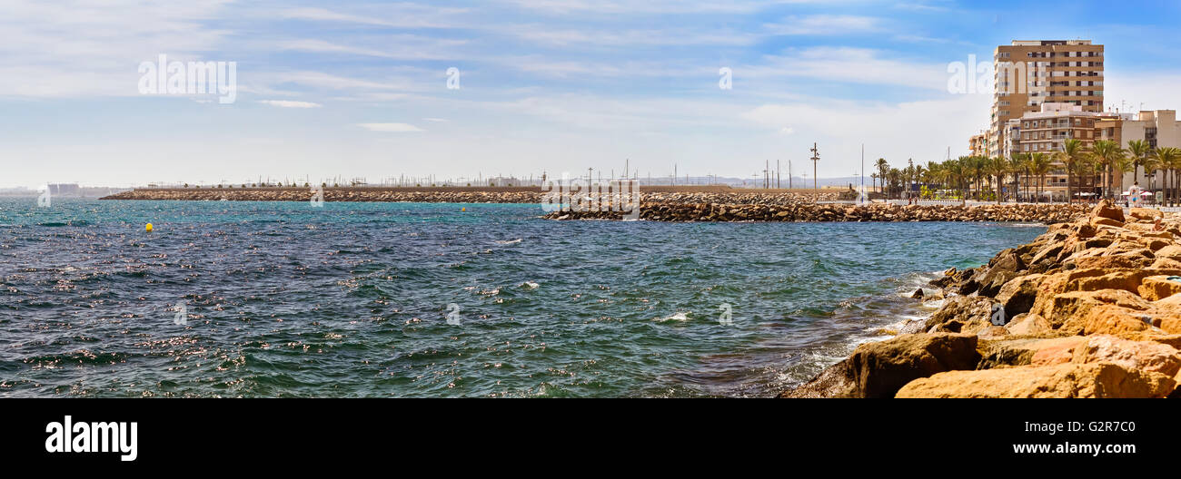 TORREVIEJA, Spanien - 13. September 2014: Sonnige Mittelmeer Strand, entspannen Sie auf warmen Wasser des Meeres, Av de Los Marineros, Torrevieja Stockfoto