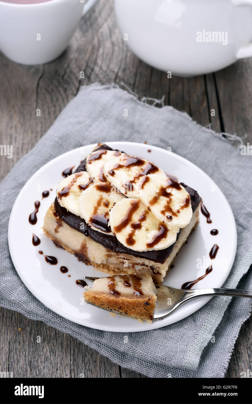 Bananen-Käsekuchen mit Schokolade Sirup, Landhausstil Stockfotografie ...
