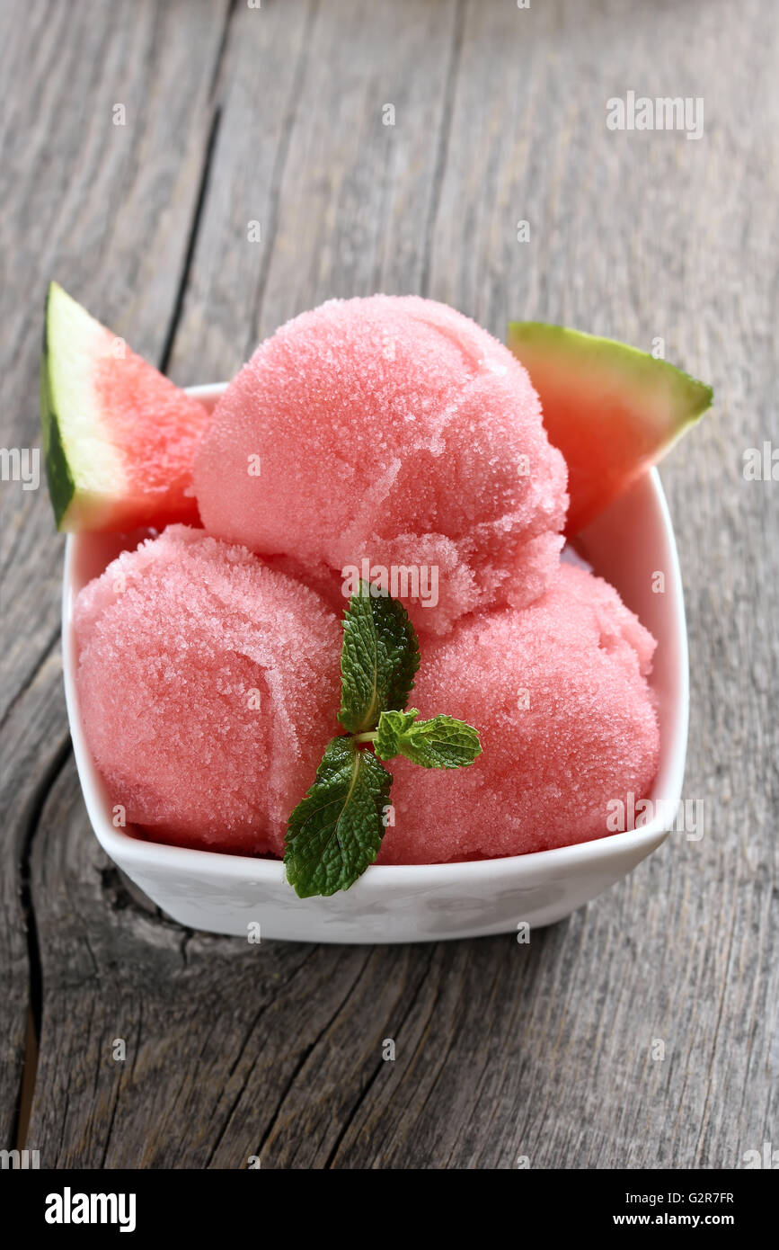Wassermelonen-Eis-Sorbet in Schüssel auf hölzernen Hintergrund Stockfoto