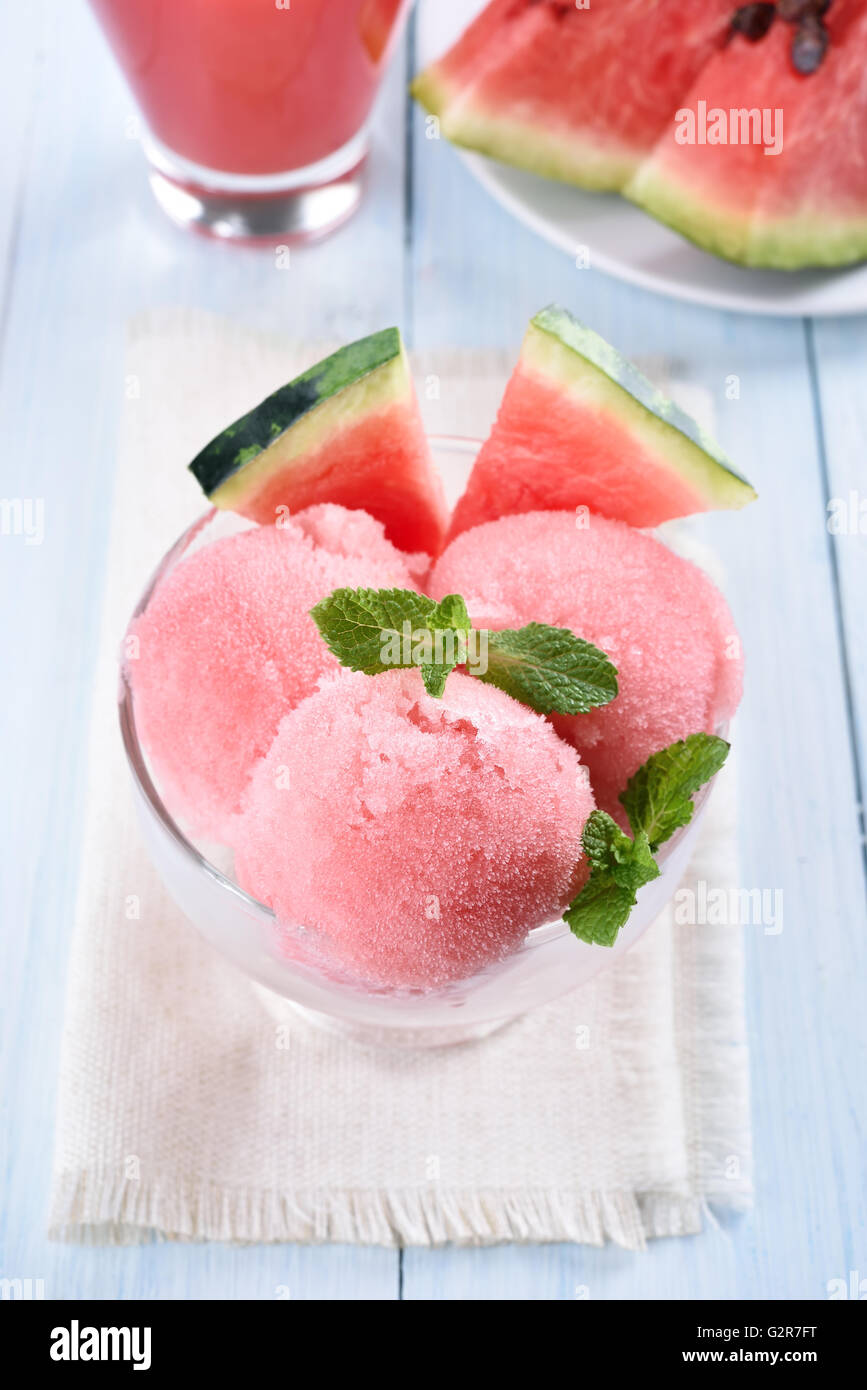 Wassermelone-Sorbet und Scheiben in Glasschale, Sommer-dessert Stockfoto