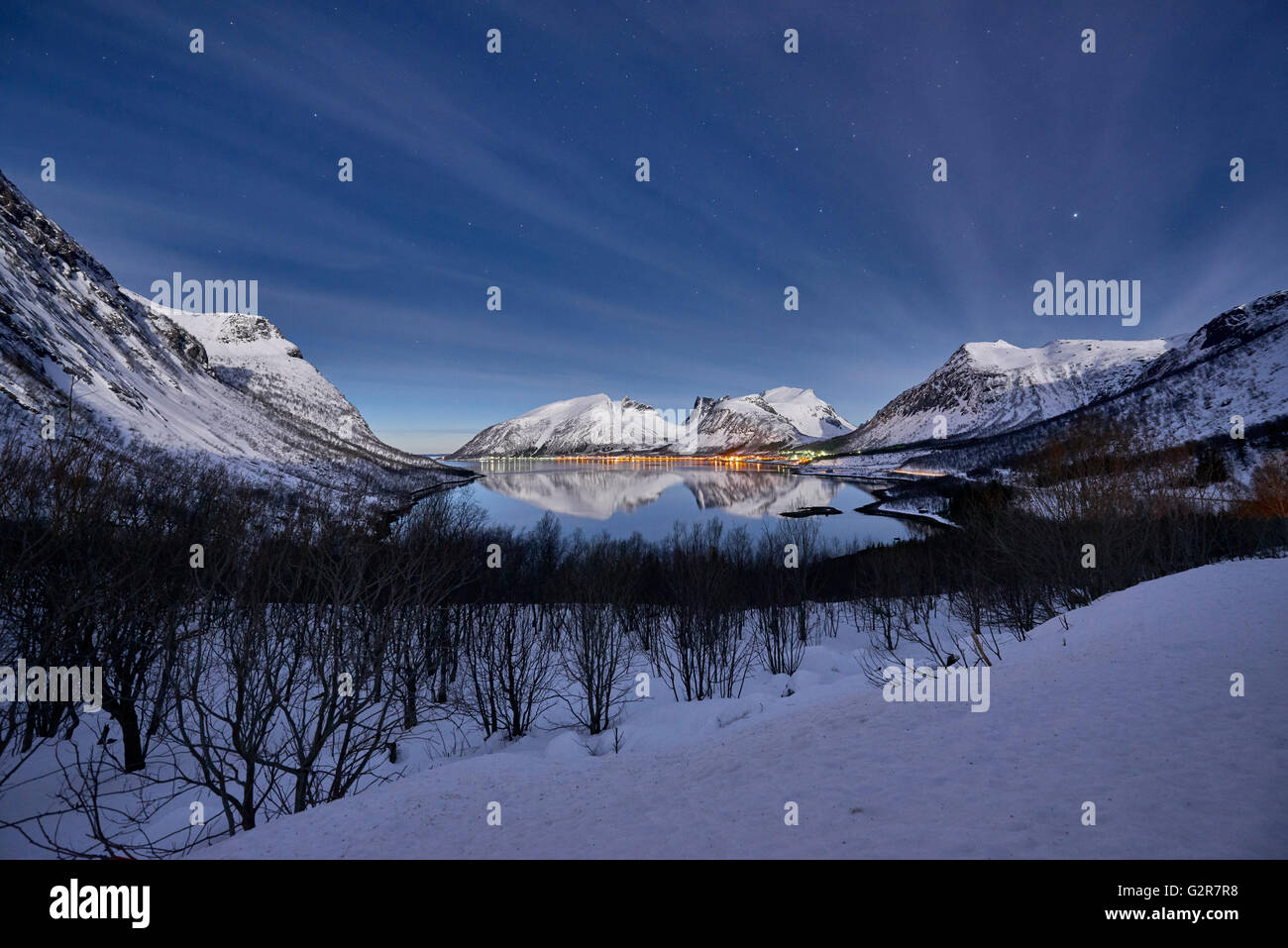 Winterlandschaft von Bergsfjorden, Nachtaufnahme bei Mondschein, Senja, Skaland, Troms, Norwegen, Europa Stockfoto