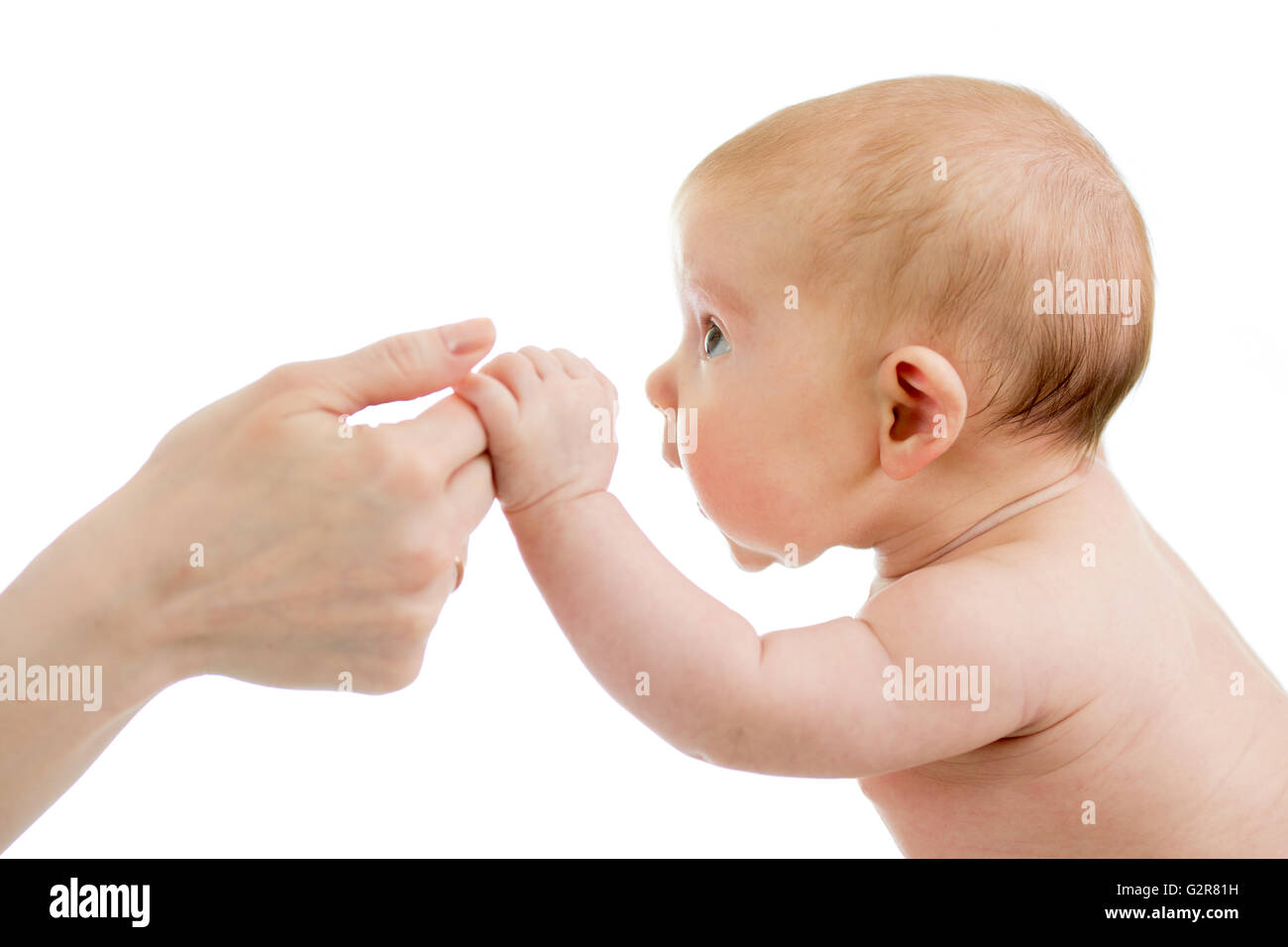 Baby Kleinkind hält Mutters Hand isoliert auf weiß Stockfoto