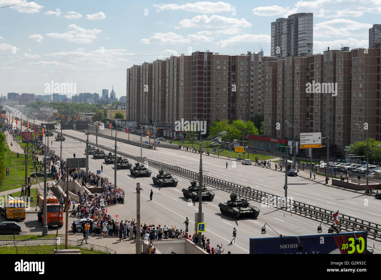 Moskau. 09 Mai 2016.Military Technik kehrt nach Sieg Tag Parade Througn Zvenigorodskoe Chaussee zu Orten. Panzer-T90 Stockfoto