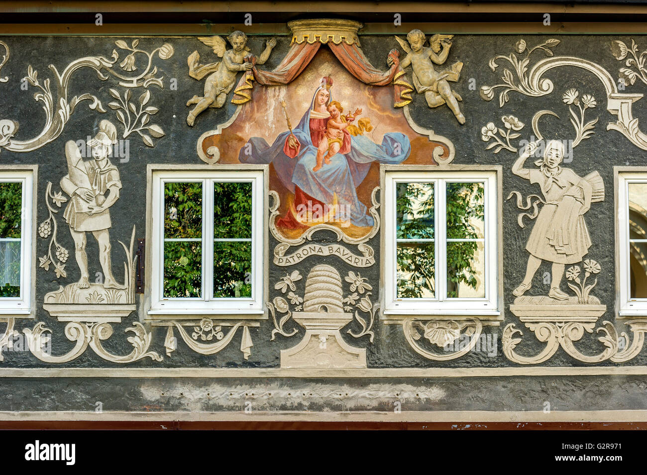Ehemalige Gebäck mit Wandmalerei von der Patrona Bavaria, Stuck-Engel, Mann mit Zuckerhut, Bienenstock, Frau mit Getreide Stockfoto
