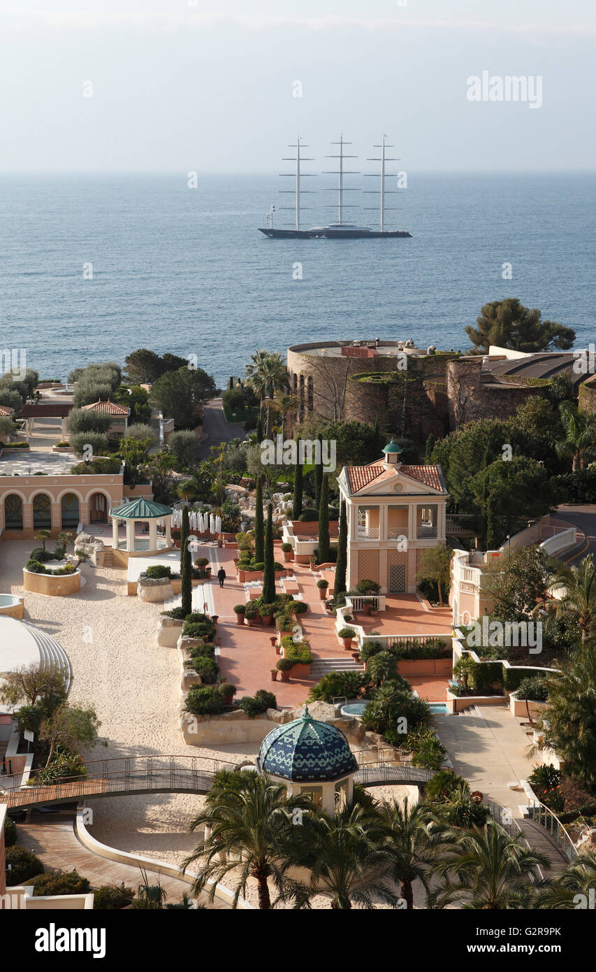 Blick vom Balkon des Monte-Carlo Bay Hotel & Resort auf den Garten und das Meer mit der großen Yacht Maltese Stockfoto