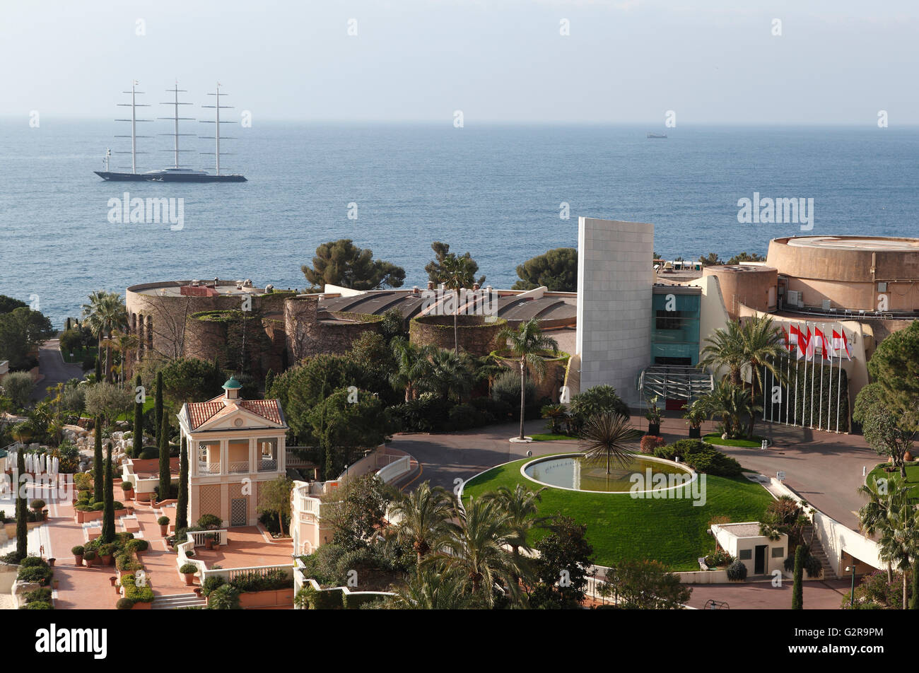 Blick vom Balkon des Monte-Carlo Bay Hotel & Resort auf den Garten und Jimmy'z Nachtclub in Richtung Meer mit der Stockfoto