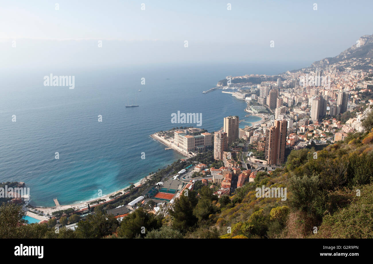 Blick von oben über die Tennisplätze des Monte Carlo Country Club, Monte Carlo Bay Hotel & Resort und die Wolkenkratzer von Stockfoto
