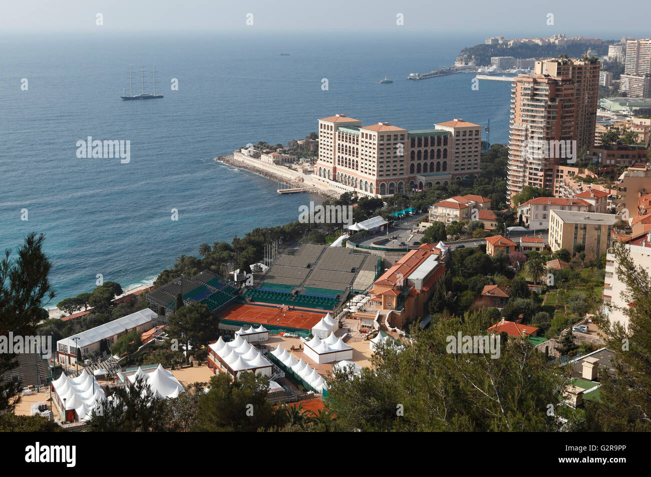 Blick von oben über die Tennisplätze des Monte Carlo Country Club, Monte Carlo Bay Hotel & Resort und die Wolkenkratzer von Stockfoto