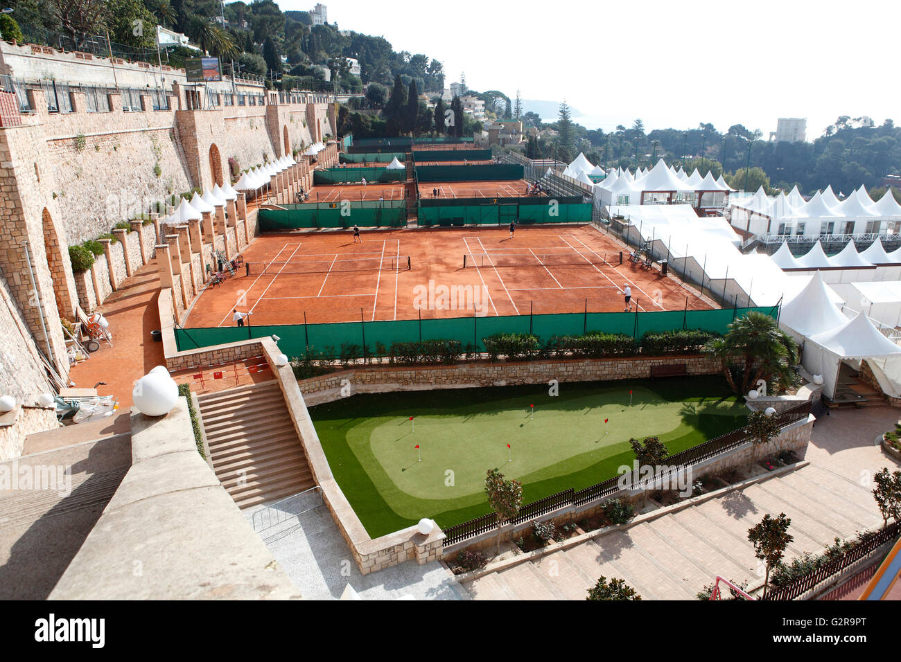 Blick von oben auf die Tennisplätze und das VIP-Dorf des Monte Carlo Country Club, Monte Carlo Bay Hotel & Resort Stockfoto