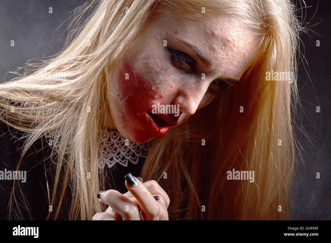 traurig, nachdenklich Mädchen mit verschmierten Kosmetik auf finnigen Haut auf schwarzem Hintergrund, Stockfoto