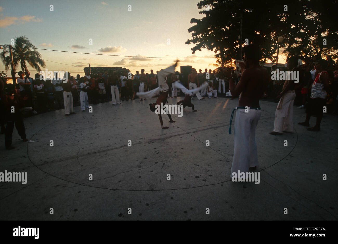 Jugendliche, die Durchführung von Capoeira bei Sonnenuntergang in einem Quadrat von Olinda, Brasilien Stockfoto