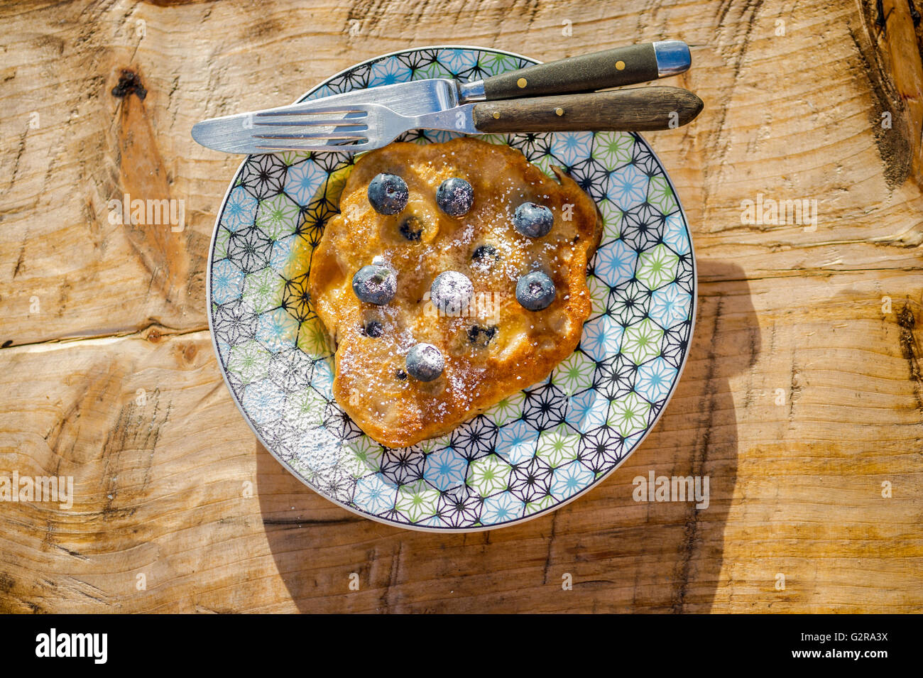 Heidelbeer-Pfannkuchen auf einem Teller, rustikalen Holztisch Stockfoto