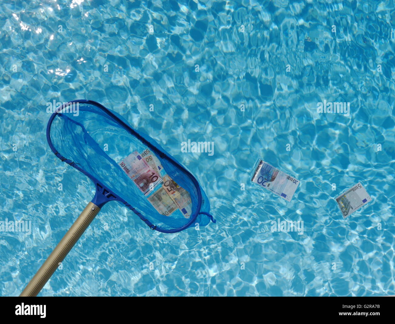 DIP Netzfischerei Euro-Banknoten aus dem Wasser, symbolisches Bild für die Rettung des Euro Stockfoto