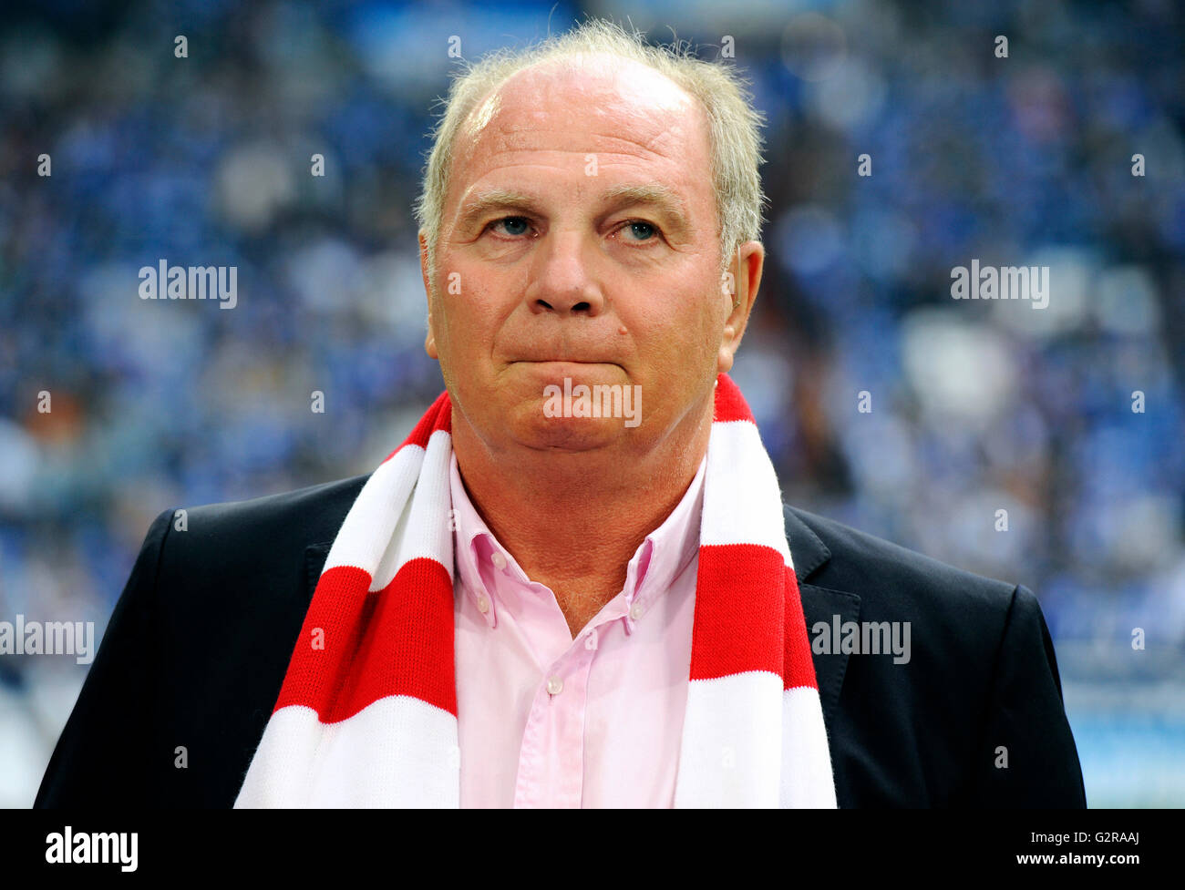 Uli Hoeneß, Präsident und Vorsitzender des Fußballvereins FC Bayern München, Porträt, während das Bundesliga-Spiel gegen FC Schalke Stockfoto