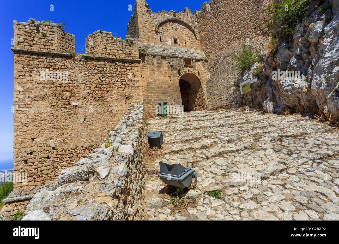 mittelalterliche Festung von Akrokorinth oben auf dem Hügel gegen blauen Himmel Stockfoto