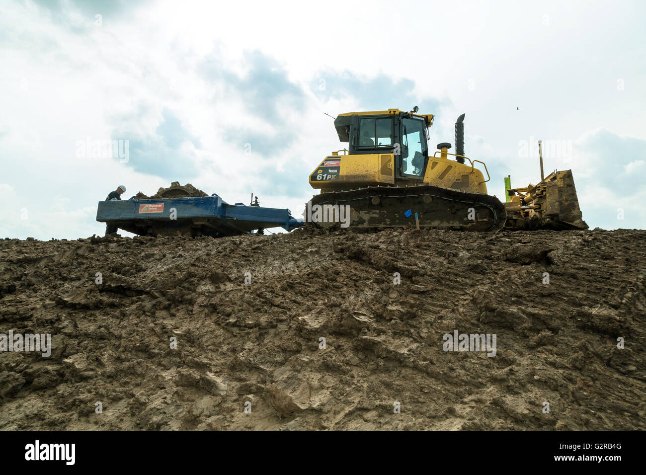 22.09.2015, Bremen, Bremen, Deutschland - Deicherhoehung an der Weser durch Anstieg des Meeresspiegels. Bulldozer Schaufel und richtete mit durch Gewicht, das neue Kernprofil des erhöhten Deiches verdichtet. Durchgeführt im Rahmen des Masterplans Kuestenschutz Niedersachsen / Bremen, die besagt, dass das Land schützende Deich von 7,70 m auf 8, 70 m erhöht wird. Diese geplante Stufe gilt für die gesamte Nordsee-Küste, Version bis zum Jahr 2025. Verantwortlich für Bremen Bremische Deichverband. / Aufstockung des Deiches an der Weser durch den Anstieg des Meeresspiegels an der Küste der Nordsee. 00A1 Stockfoto
