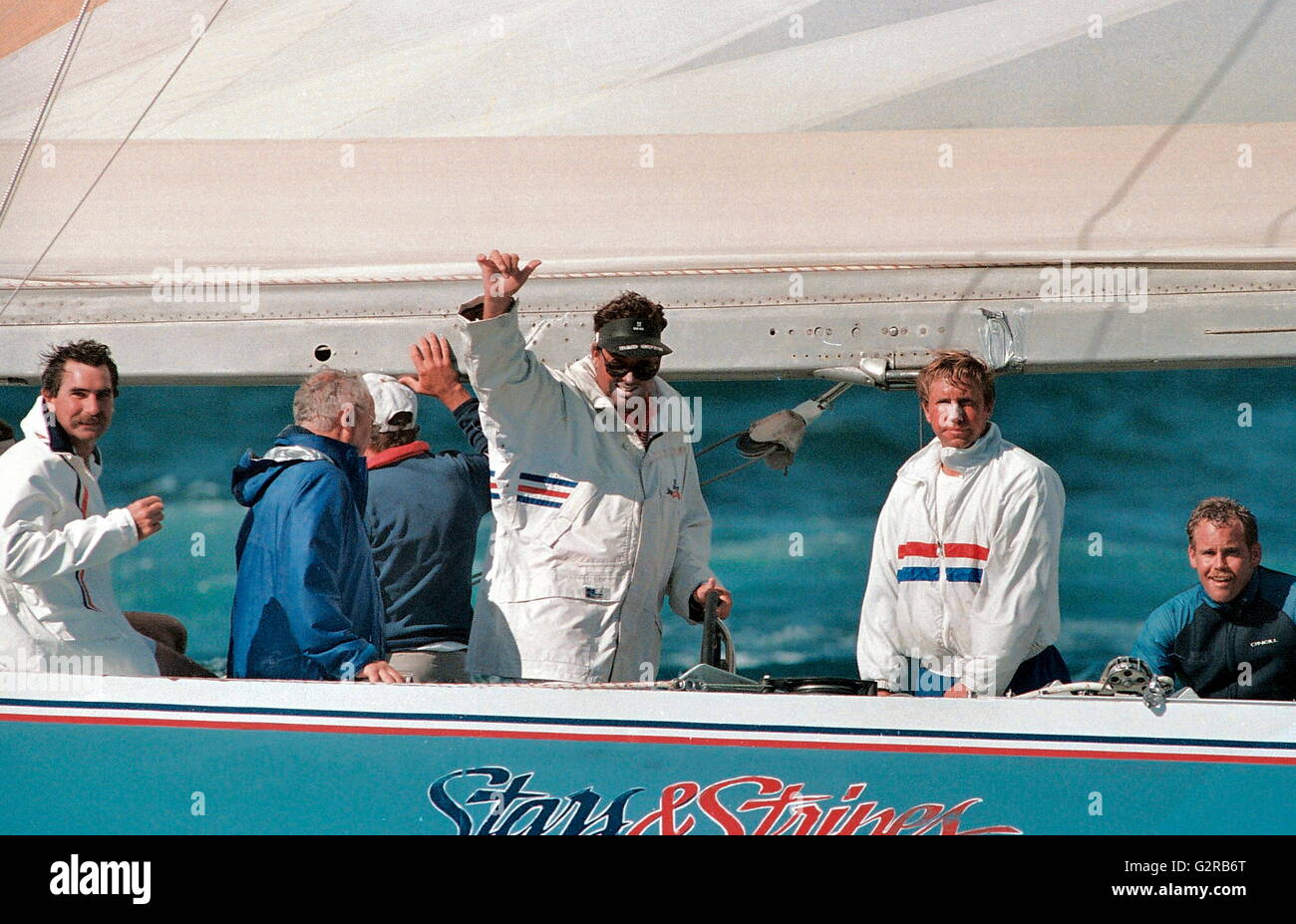 AJAXNETPHOTO. FEBRUAR 1987. FREMANTLE, WESTERN AUSTRALIA - AMERICAS CUP - STARS & STREIFEN SKIPPER DENNIS CONNER WELLEN ZU DEN ZUSCHAUERN NACH VICTOR FEIERN AB FREMANTLE. FOTO: AJAX NEWS & FEATURE SERVICE-REF: AMCUP86 81403 23 2 Stockfoto