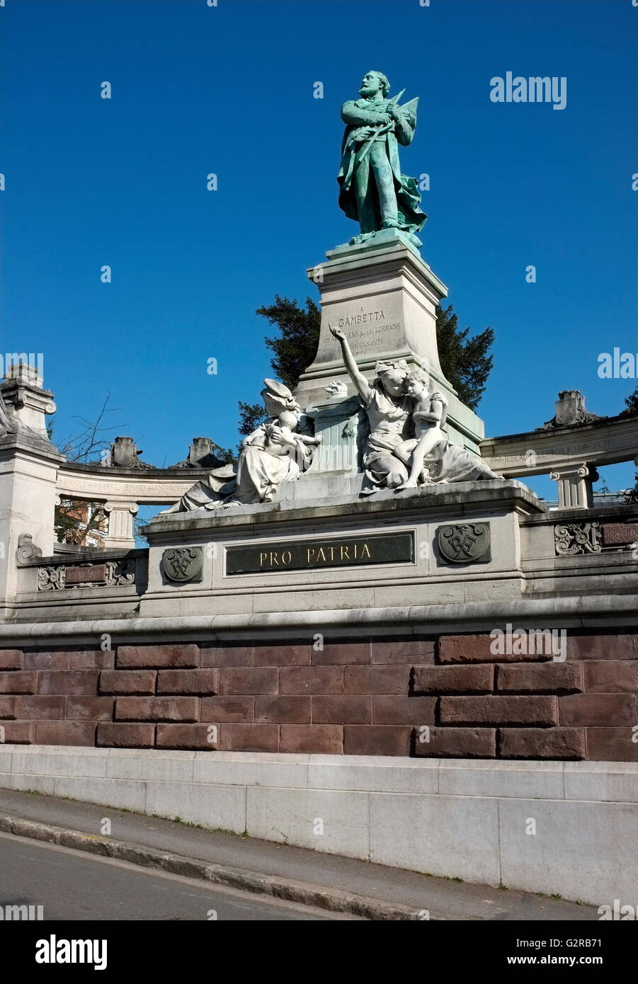 AJAXNETPHOTO. 21. MÄRZ 2011. VILLE D ' AVRAY, FRANKREICH. -Die Statue der Politiker Léon Gambetta. FOTO: JONATHAN EASTLAND/AJAX REF: FX112103 5195 Stockfoto