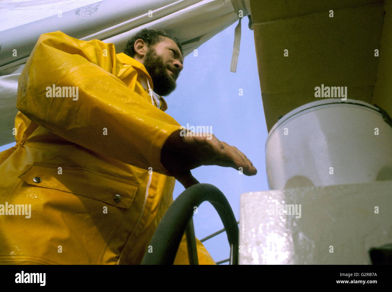 AJAX-NEWS-FOTOS. 1982. AUF HOHER SEE, ENGLISCHER KANAL. -ROUTE DU RHUM RACE - ROBIN KNOX-JOHNSTON (GBR) AM STEUER SEINES NEUEN CATAMRAN OLYMPUS 3. FOTO: JONATHAN EASTLAND/AJAX REF: 21204 2 20 Stockfoto