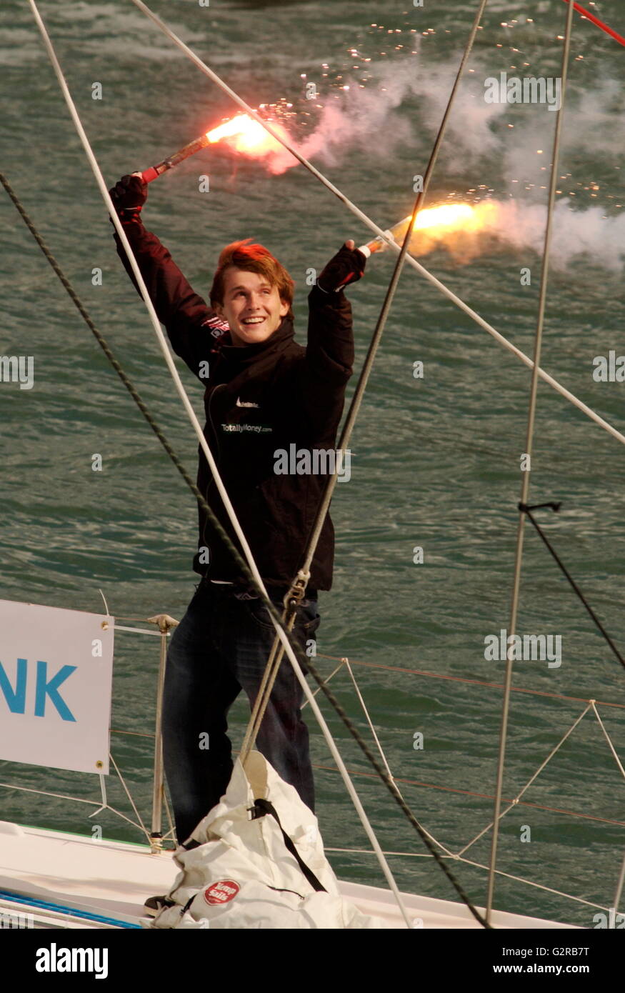 AJAXNETPHOTO. 29. AUGUST 2009. PORTSMOUTH, ENGLAND. -JÜNGSTE WELTUMSEGLER - MIKE PERHAM, 17 JAHRE ALTEN BRITISCHEN MATROSEN VON POTTERS BAR FEIERT HEIMKEHR IN SEINE 50 FT YACHT TOTALLYMONEY.COM NACH BEGINN DER WELTWEIT JÜNGSTE WELTUMSEGLER. MIKE BEENDET SEINE 30.000 MEILE REISE, ÜBERQUEREN DER ZIELLINIE ZWISCHEN DER EIDECHSE UND USHANT, IM ALTER VON 17 JAHRE, 164 TAGE, AM 27. AUGUST. FOTO: JONATHAN EASTLAND/AJAX REF: D192908 2919 Stockfoto