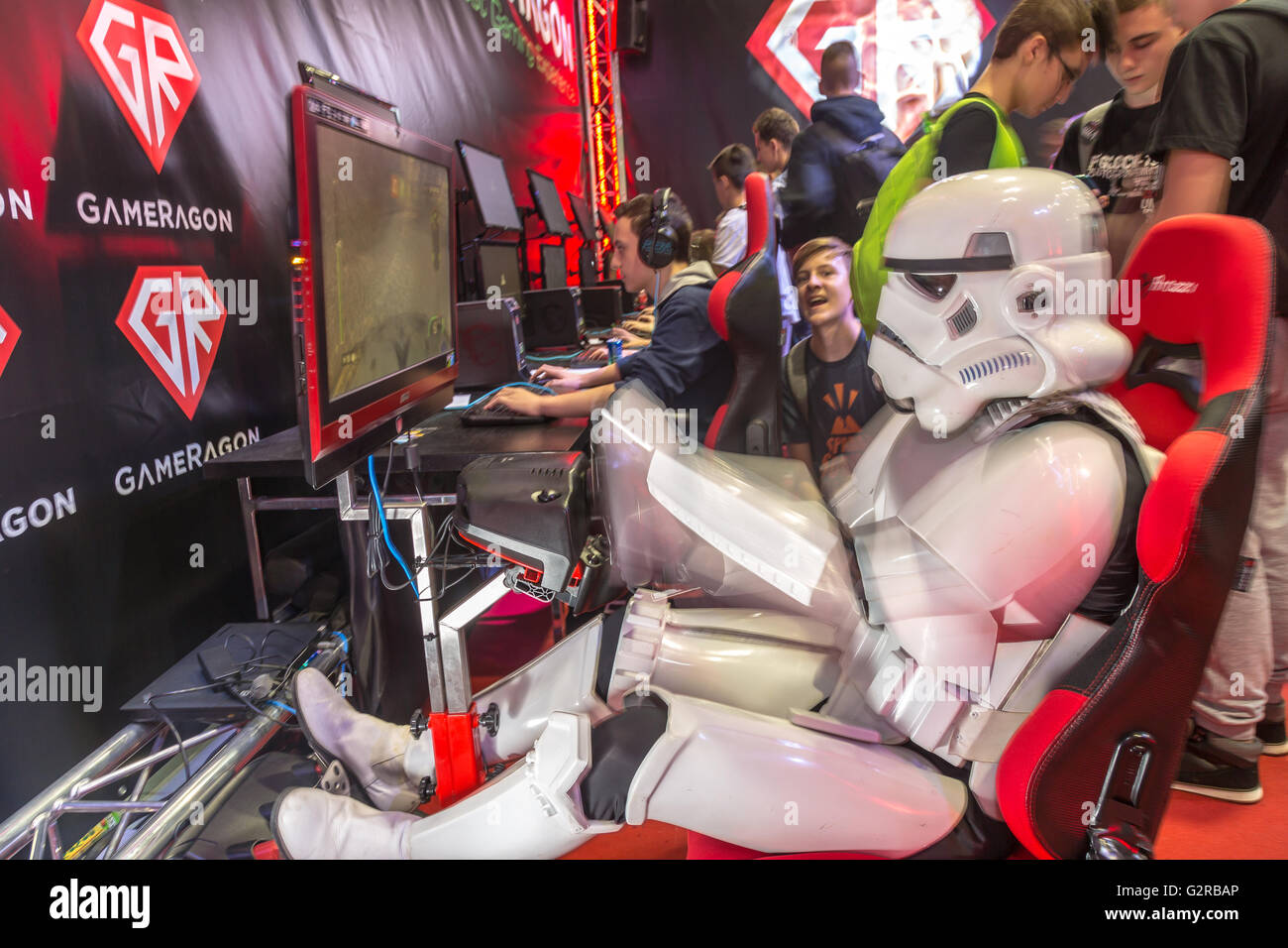 17.10.2015, Poznan, Großpolen, Polen - Poznan Game Arena (PGA) auf der Messe Poznan ist die wichtigste internationale Messe für Computerspiele in Polen. Präsentation der polnischen Internet Geschäfte GameRagon, spezialisiert auf Hardware für Computer-Spiele. Der Herr auf dem Bild trägt das Outfit von den Sturmtruppen aus Star Wars. / Poznan Game Arena (PGA) ist eine jährliche Messe für Computerspiele an die internationale Messe Poznan. Präsentation der polnischen Internet GameRagon die Hardware für Compter Spiele spezialisiert. Der Kerl spielt trägt das Outfit von Star Wars Sturmtruppen. 00A151017D160CA Stockfoto 17.10.2015, Poznan, Großpolen, Polen - Poznan Game Arena (PGA) auf der Messe Poznan ist die wichtigste internationale Messe für Computerspiele in Polen. Präsentation der polnischen Internet Geschäfte GameRagon, spezialisiert auf Hardware für Computer-Spiele. Der Herr auf dem Bild trägt das Outfit von den Sturmtruppen aus Star Wars. / Poznan Game Arena (PGA) ist eine jährliche Messe für Computerspiele an die internationale Messe Poznan. Präsentation der polnischen Internet GameRagon die Hardware für Compter Spiele spezialisiert. Der Kerl spielt trägt das Outfit von Star Wars Sturmtruppen. 00A151017D160CA Stockfoto
