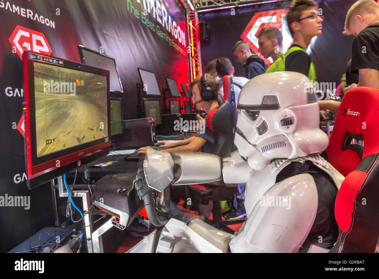 17.10.2015, Poznan, Großpolen, Polen - Poznan Game Arena (PGA) auf der Messe Poznan ist die wichtigste internationale Messe für Computerspiele in Polen. Präsentation der polnischen Internet Geschäfte GameRagon, spezialisiert auf Hardware für Computer-Spiele. Der Herr auf dem Bild trägt das Outfit von den Sturmtruppen aus Star Wars. / Poznan Game Arena (PGA) ist eine jährliche Messe für Computerspiele an die internationale Messe Poznan. Präsentation der polnischen Internet GameRagon die Hardware für Compter Spiele spezialisiert. Der Kerl spielt trägt das Outfit von Star Wars Sturmtruppen. 00A151017D162CA Stockfoto 17.10.2015, Poznan, Großpolen, Polen - Poznan Game Arena (PGA) auf der Messe Poznan ist die wichtigste internationale Messe für Computerspiele in Polen. Präsentation der polnischen Internet Geschäfte GameRagon, spezialisiert auf Hardware für Computer-Spiele. Der Herr auf dem Bild trägt das Outfit von den Sturmtruppen aus Star Wars. / Poznan Game Arena (PGA) ist eine jährliche Messe für Computerspiele an die internationale Messe Poznan. Präsentation der polnischen Internet GameRagon die Hardware für Compter Spiele spezialisiert. Der Kerl spielt trägt das Outfit von Star Wars Sturmtruppen. 00A151017D162CA Stockfoto