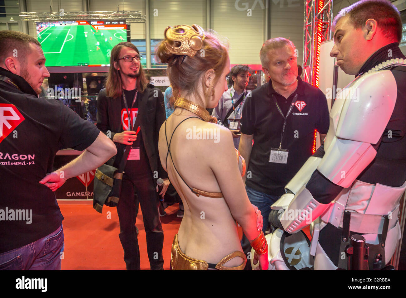 17.10.2015, Poznan, Großpolen, Polen - PPoznan GameArena (PGA) auf der Messe Poznan ist die wichtigste Messe für Computerspiele in Polen. Präsentation der polnischen Internet Geschäfte GameRagon, spezialisiert auf Hardware für Computer-Spiele. Der Herr Rechst tragen das Outfit von den Sturmtruppen aus Star Wars. / Poznan Game Arena (PGA) ist eine jährliche Messe für Computerspiele an die internationale Messe Poznan. Präsentation der polnischen Internet GameRagon die Hardware für Compter Spiele spezialisiert. Der Kerl auf der rechten Seite trägt das Outfit von Star Wars Sturmtruppen. 00A151017D173CAROEX. JPG- Stockfoto 17.10.2015, Poznan, Großpolen, Polen - PPoznan GameArena (PGA) auf der Messe Poznan ist die wichtigste Messe für Computerspiele in Polen. Präsentation der polnischen Internet Geschäfte GameRagon, spezialisiert auf Hardware für Computer-Spiele. Der Herr Rechst tragen das Outfit von den Sturmtruppen aus Star Wars. / Poznan Game Arena (PGA) ist eine jährliche Messe für Computerspiele an die internationale Messe Poznan. Präsentation der polnischen Internet GameRagon die Hardware für Compter Spiele spezialisiert. Der Kerl auf der rechten Seite trägt das Outfit von Star Wars Sturmtruppen. 00A151017D173CAROEX. JPG- Stockfoto