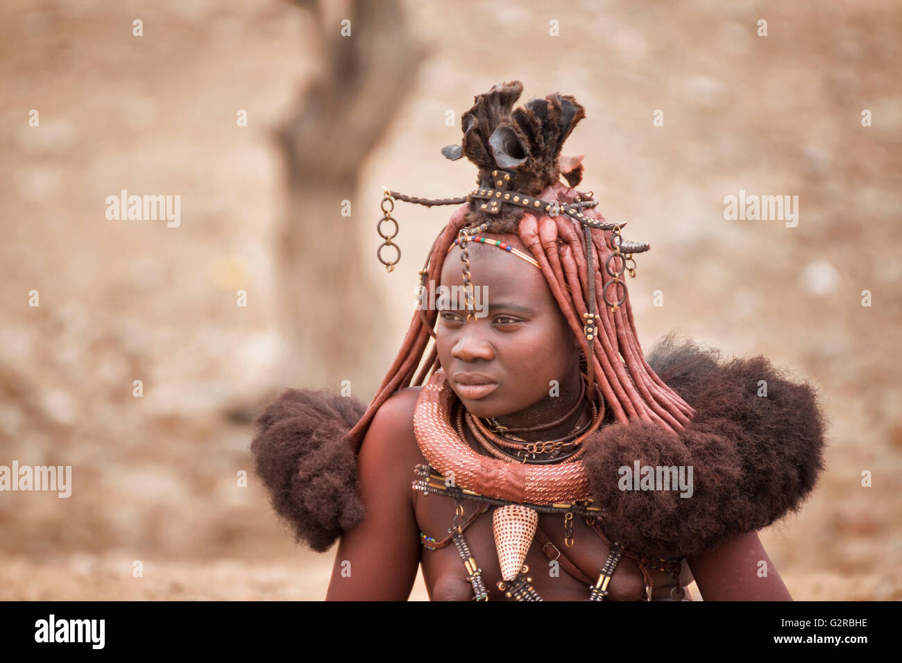 Himba-Stamm-Teenager-Porträt. Verheiratete junge Frau Stockfoto