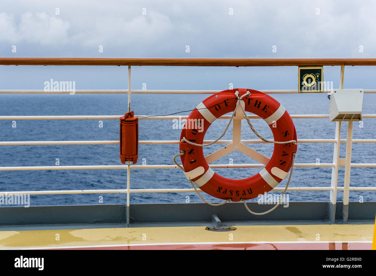 Orange Rettungsring oder Bewahrer an Bord eines Kreuzfahrtschiffes Stockfoto