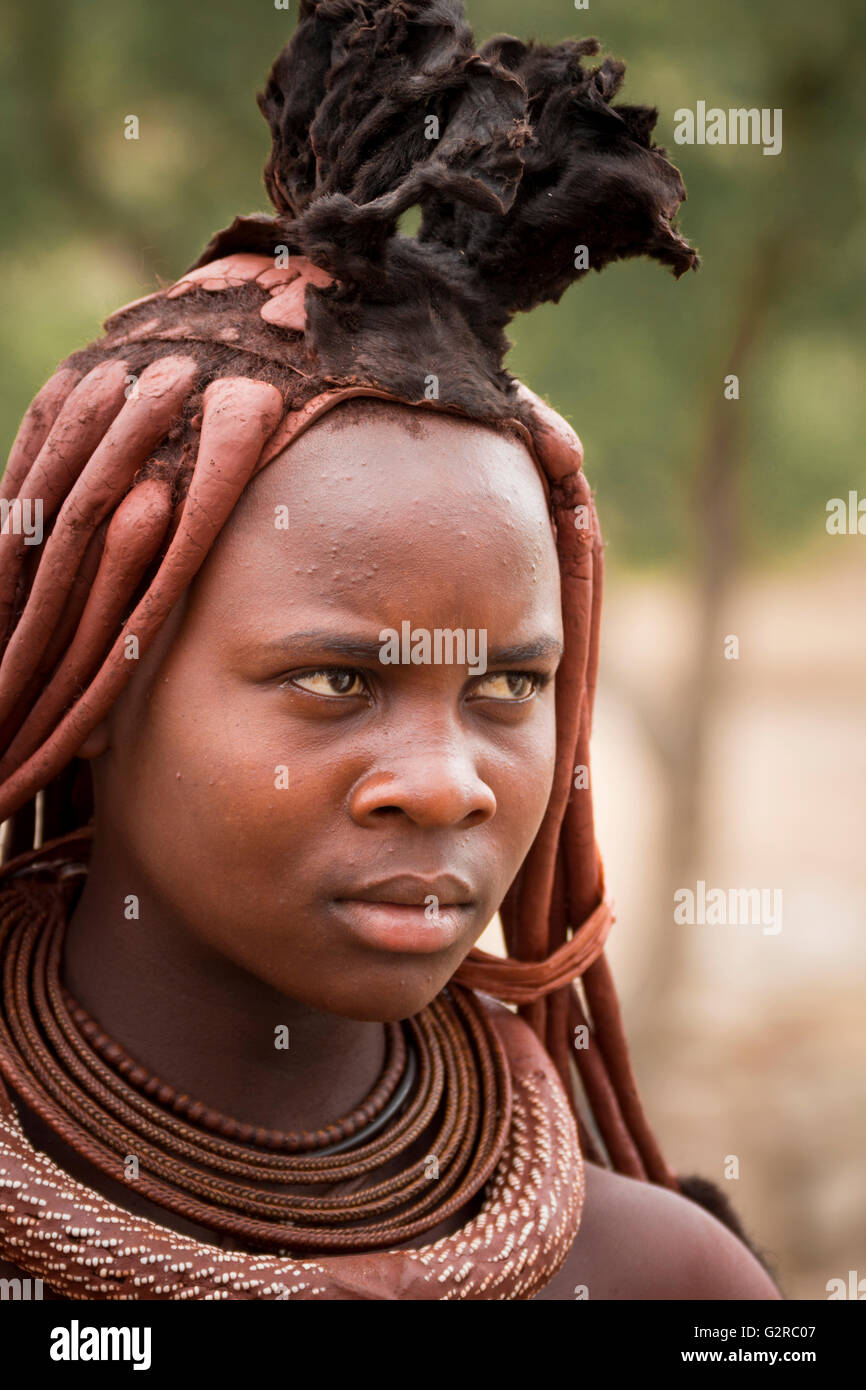 Himba-Stamm-Teenager-Porträt Stockfoto