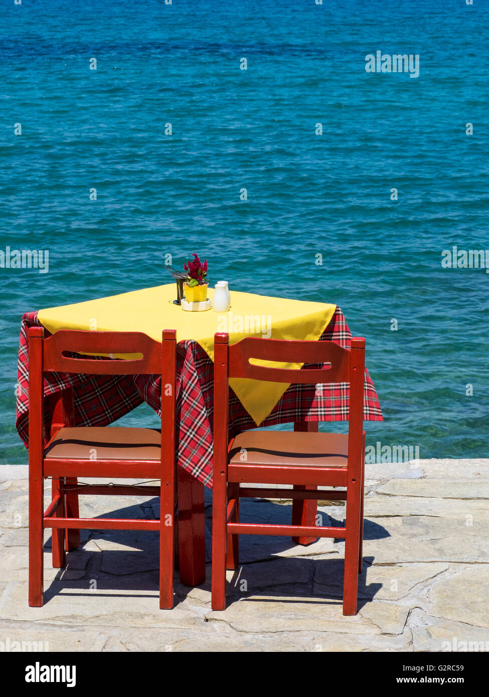 Tisch für zwei am Meer Stockfoto